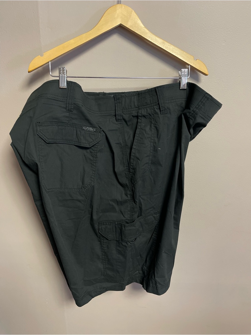 Lee Men's Black Cargo Shorts with Utility Pockets, size 52